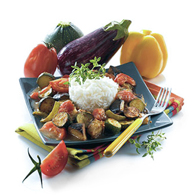 Avec ses légumes gorgés de soleil, cette ratatouille provençale accompagnée d'un tendre riz blanc est une vraie promenade de santé. Un plat idéal pour le dîner !