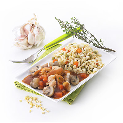 Savourez cette recette réconfortante de dinde aux champignons, accompagnée de son blé aux petits pois et dés de carottes.